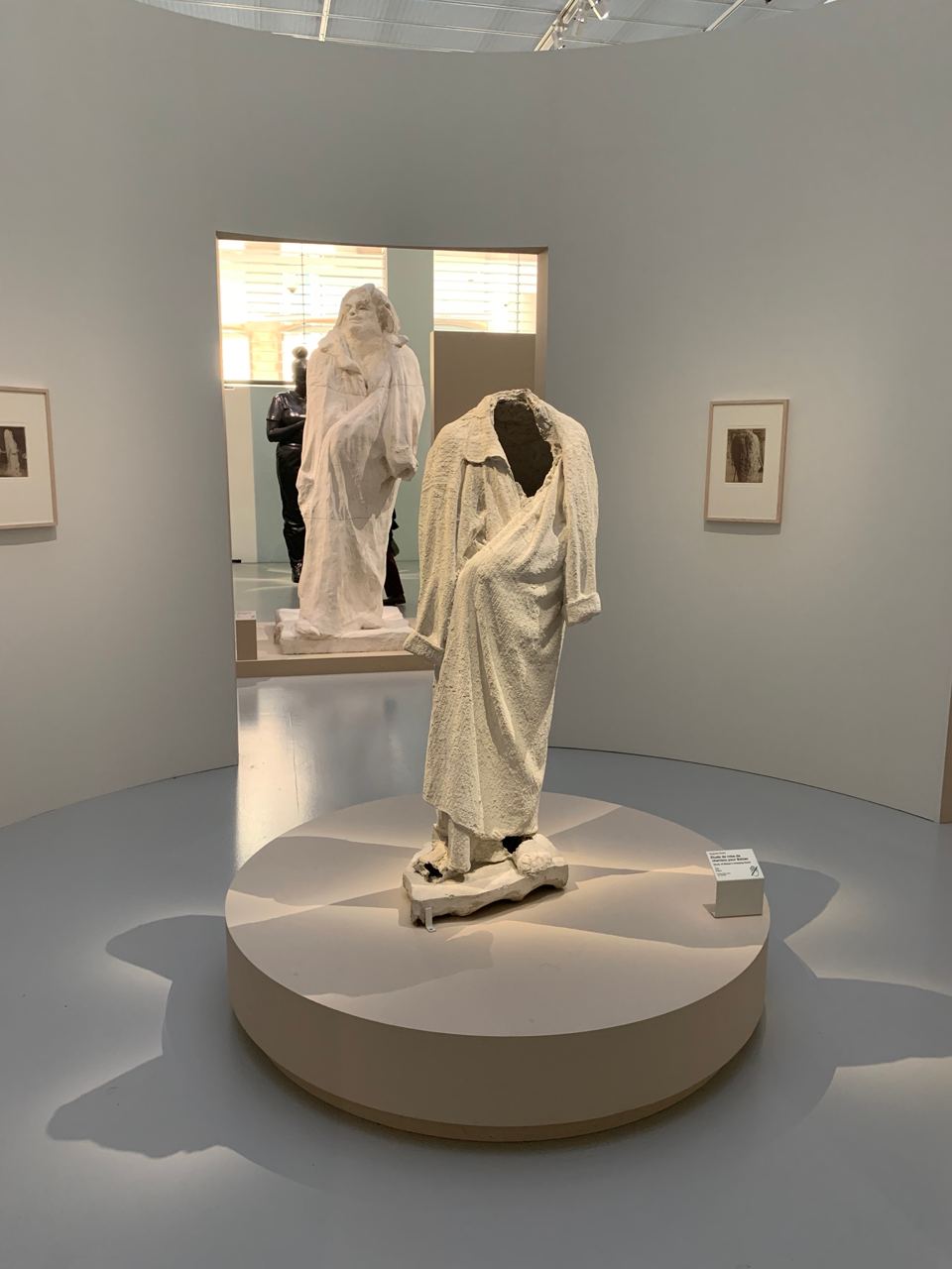 Не-видимые тела. Исследование в халате Бальзака