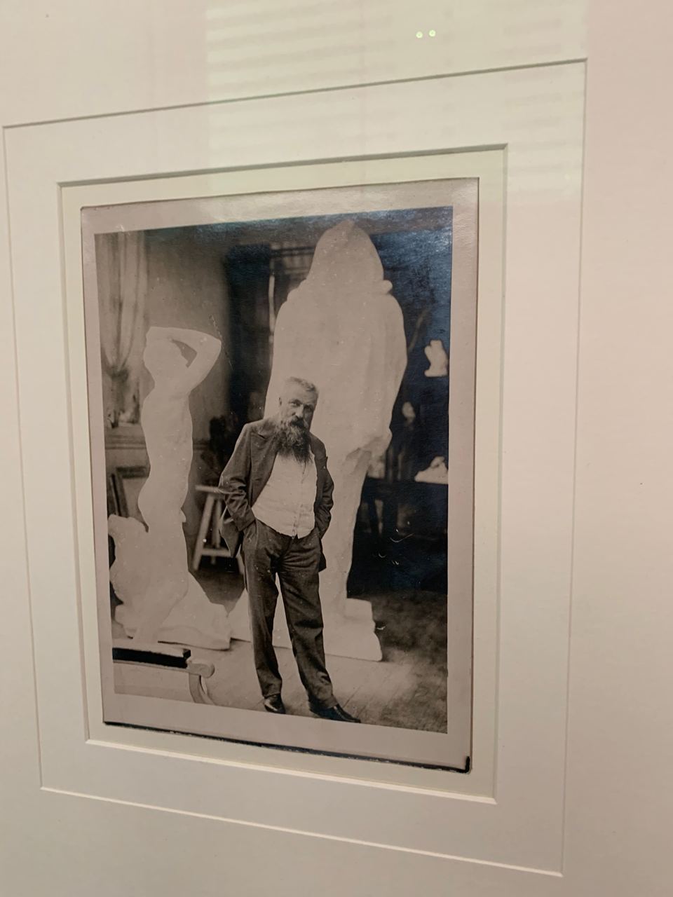 Не-видимые тела. Исследование в халате Бальзака