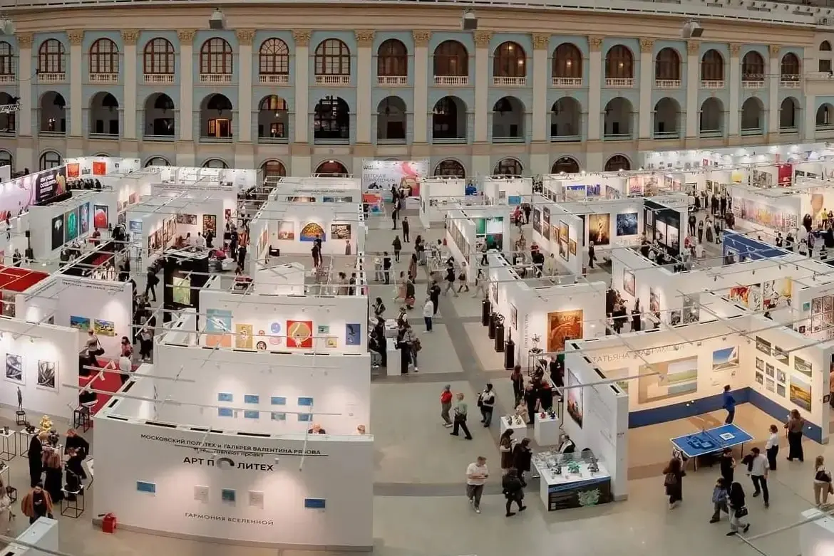 Ярмарка в сфере академического искусства в Гостином Дворе