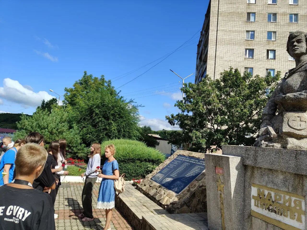 Урок мужества у памятника Героя Советского Союза Цукановой Марии Никитичны