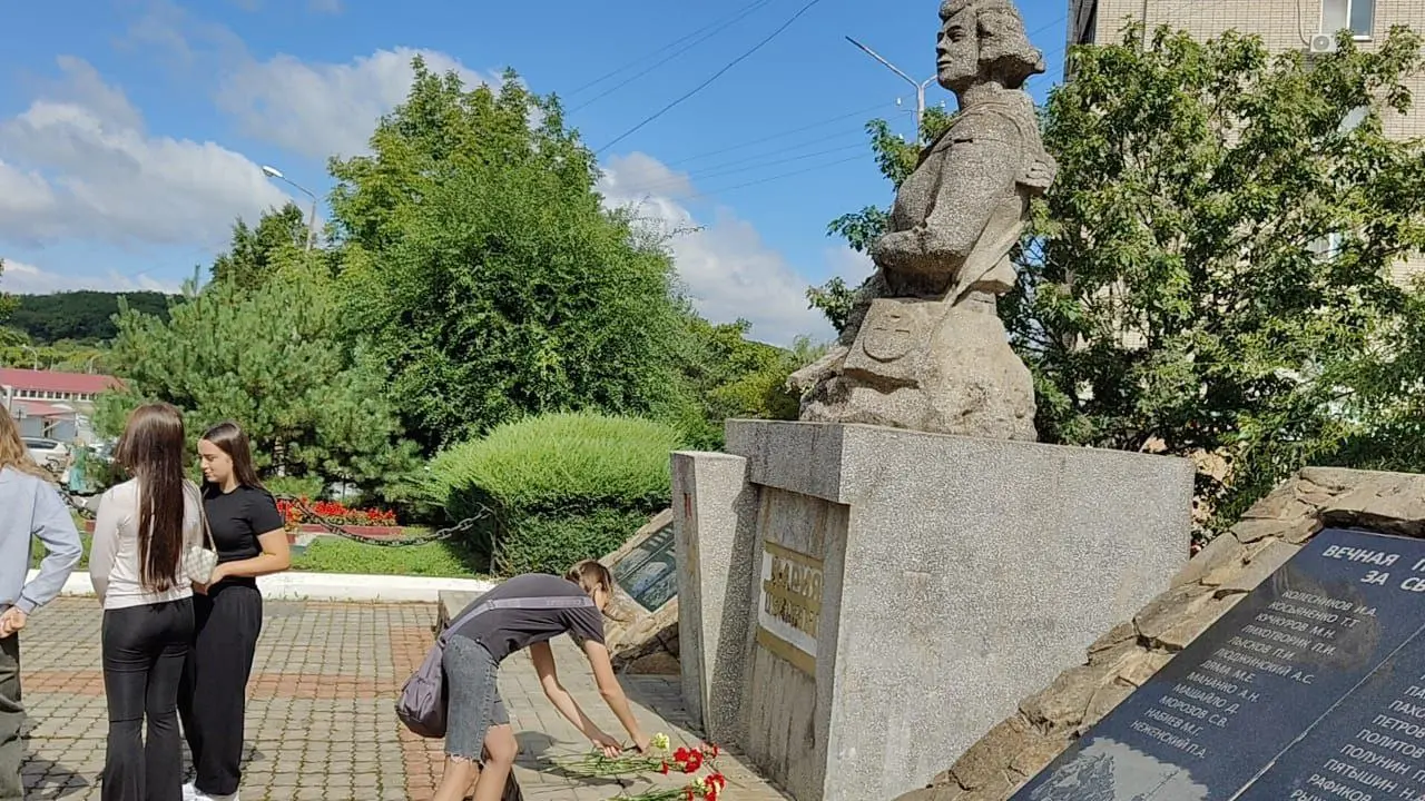 Урок мужества у памятника Героя Советского Союза Цукановой Марии Никитичны