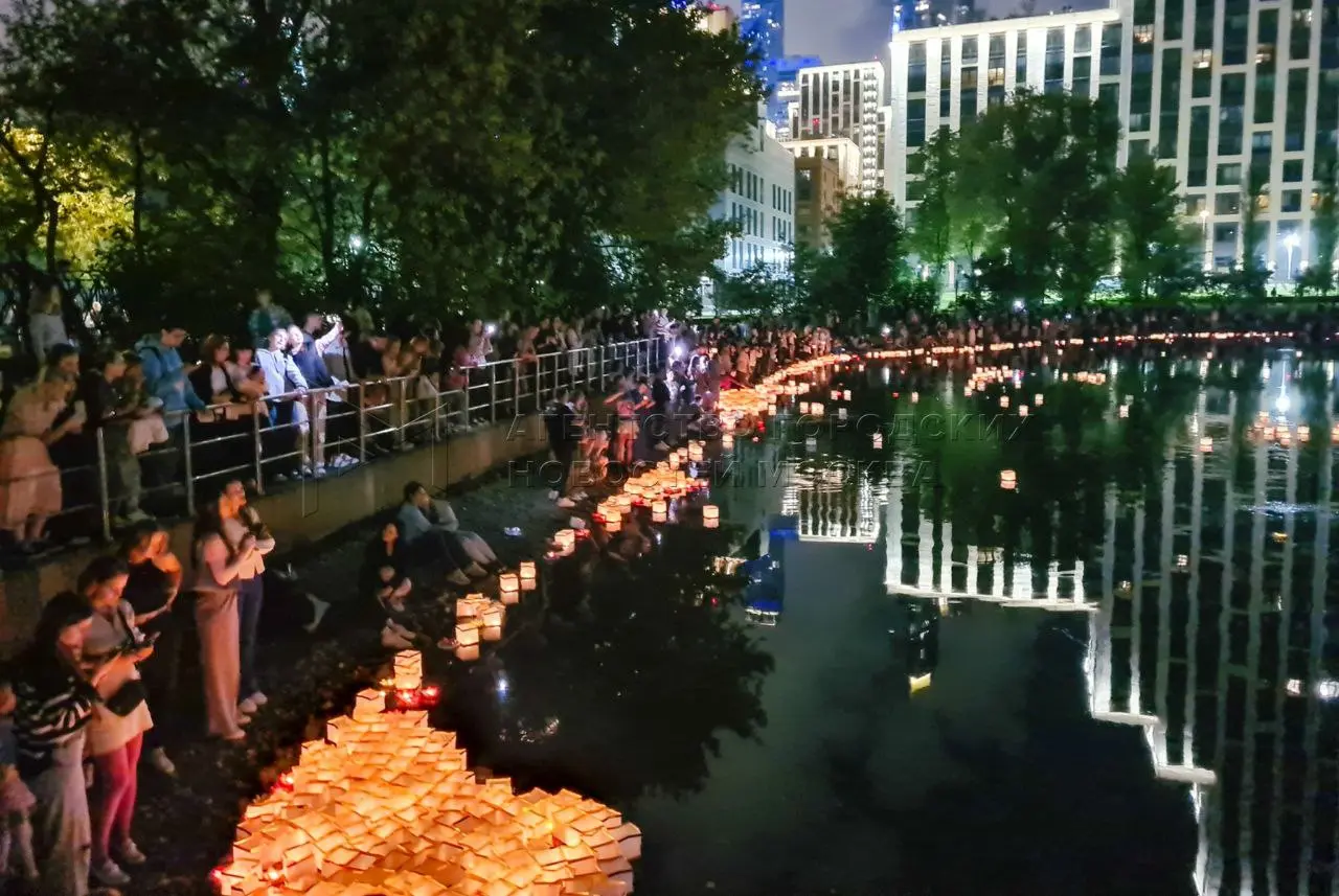 Тысячи светящихся лилий и кувшинок спустят на воду в «Красногвардейских прудах»