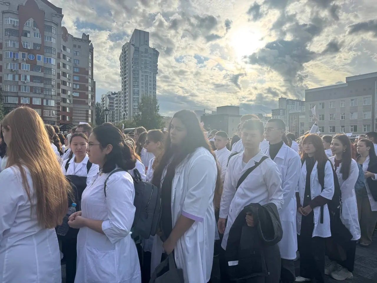 торжественная линейка в Алтайском медицинском университете