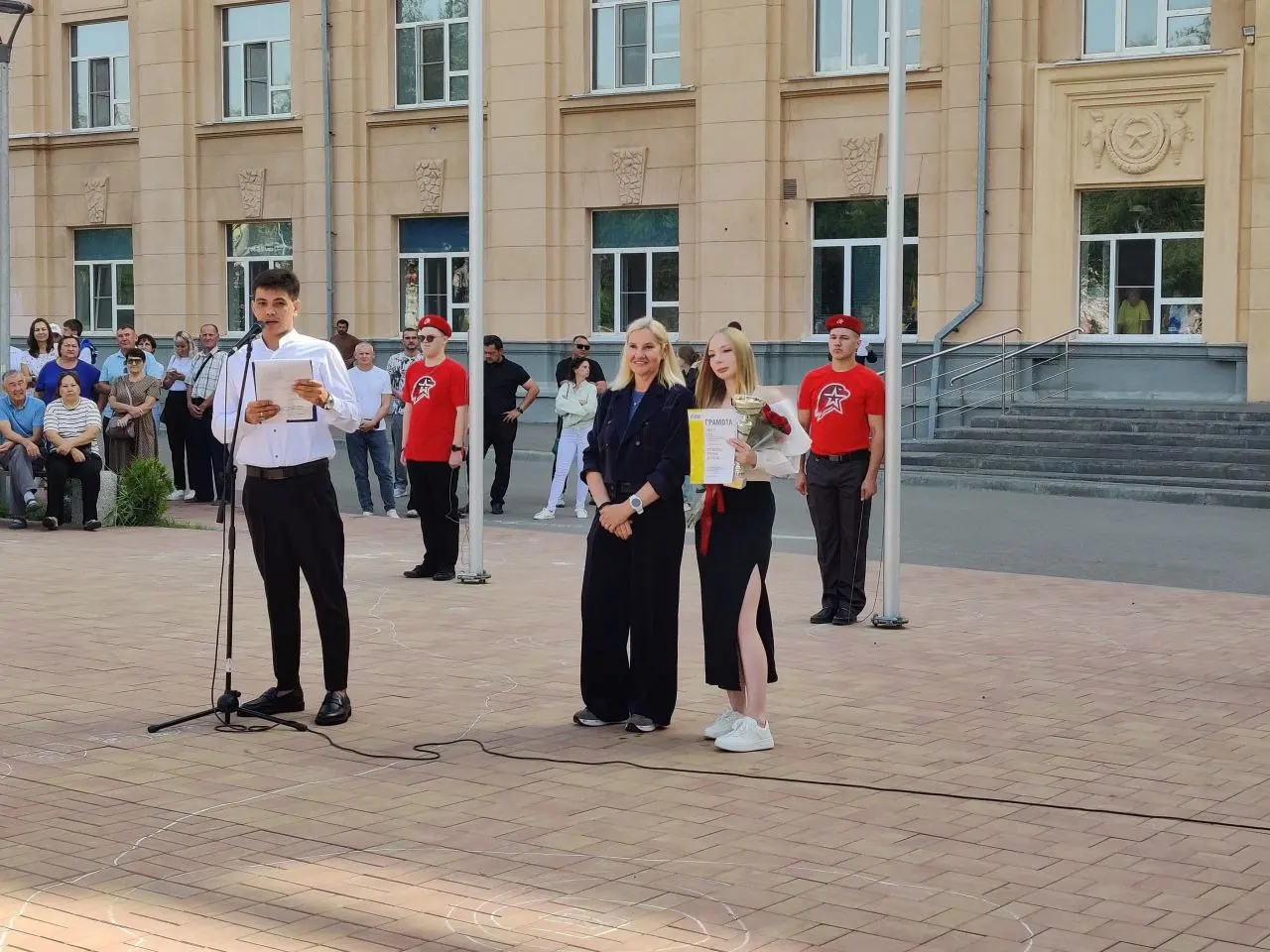 Торжественная линейка в Газпром колледж Волгоград