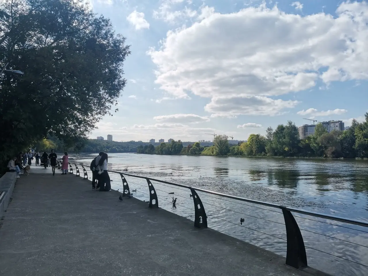 Осенняя прогулка у набережной