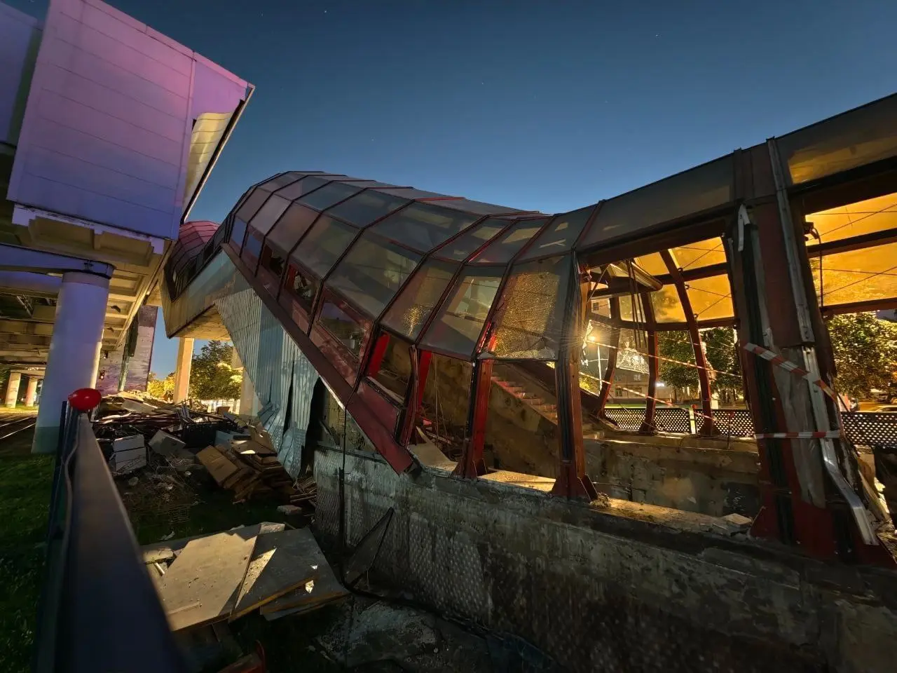 Вечерний монорельс на фото Олега Сазонова, станция "Улица Академика Королёва"