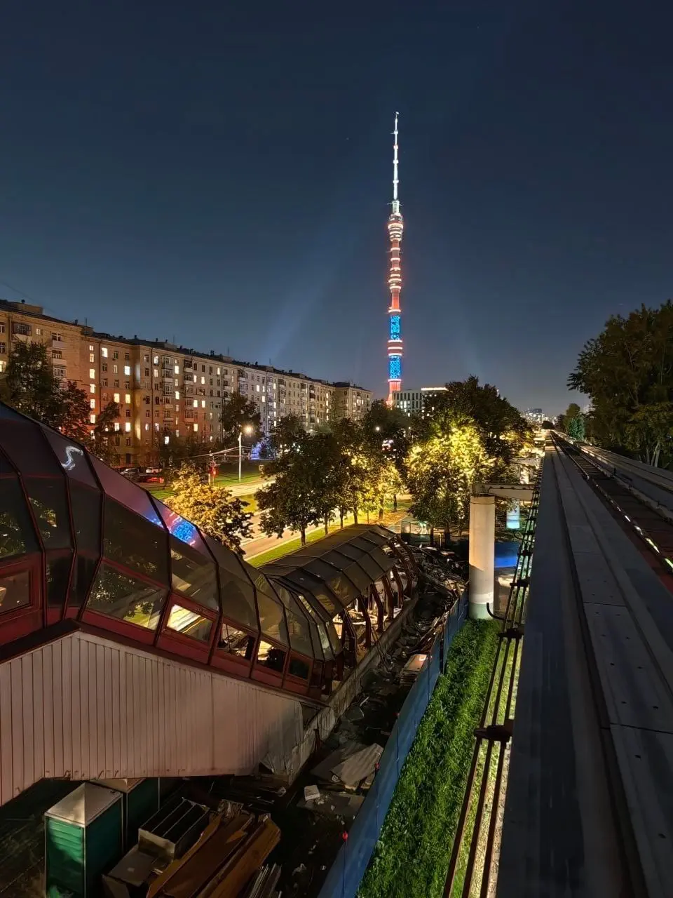 Вечерний монорельс на фото Олега Сазонова, станция "Улица Академика Королёва"