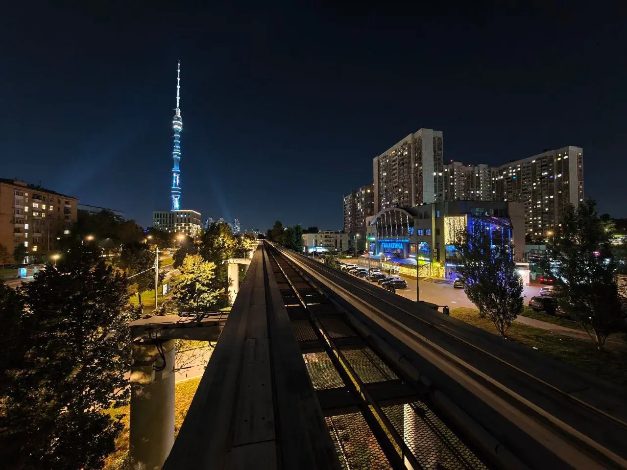 Вечерний монорельс на фото Олега Сазонова, станция "Улица Академика Королёва"