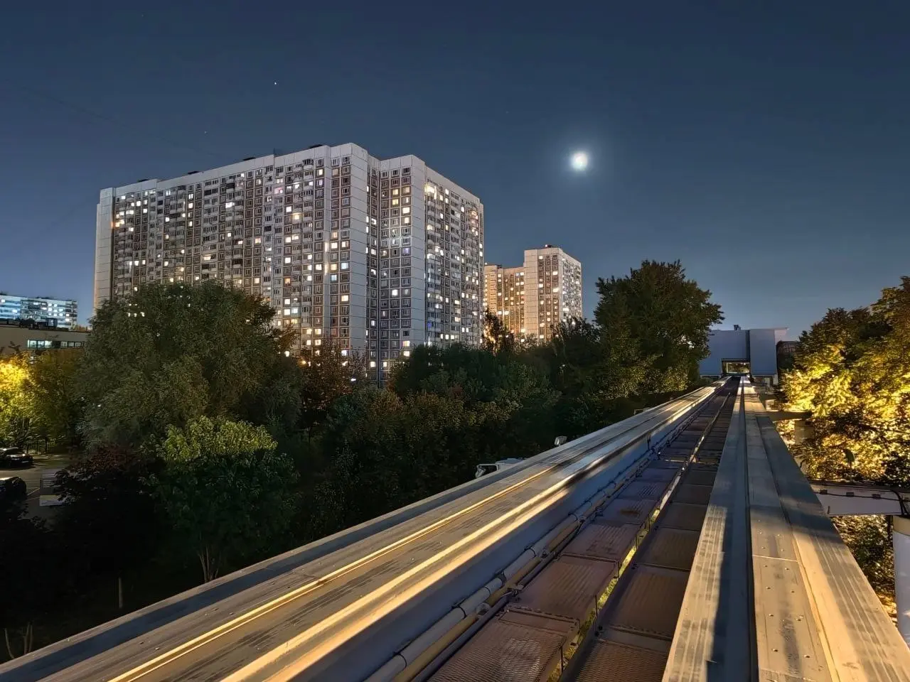 Вечерний монорельс на фото Олега Сазонова, станция "Улица Академика Королёва"