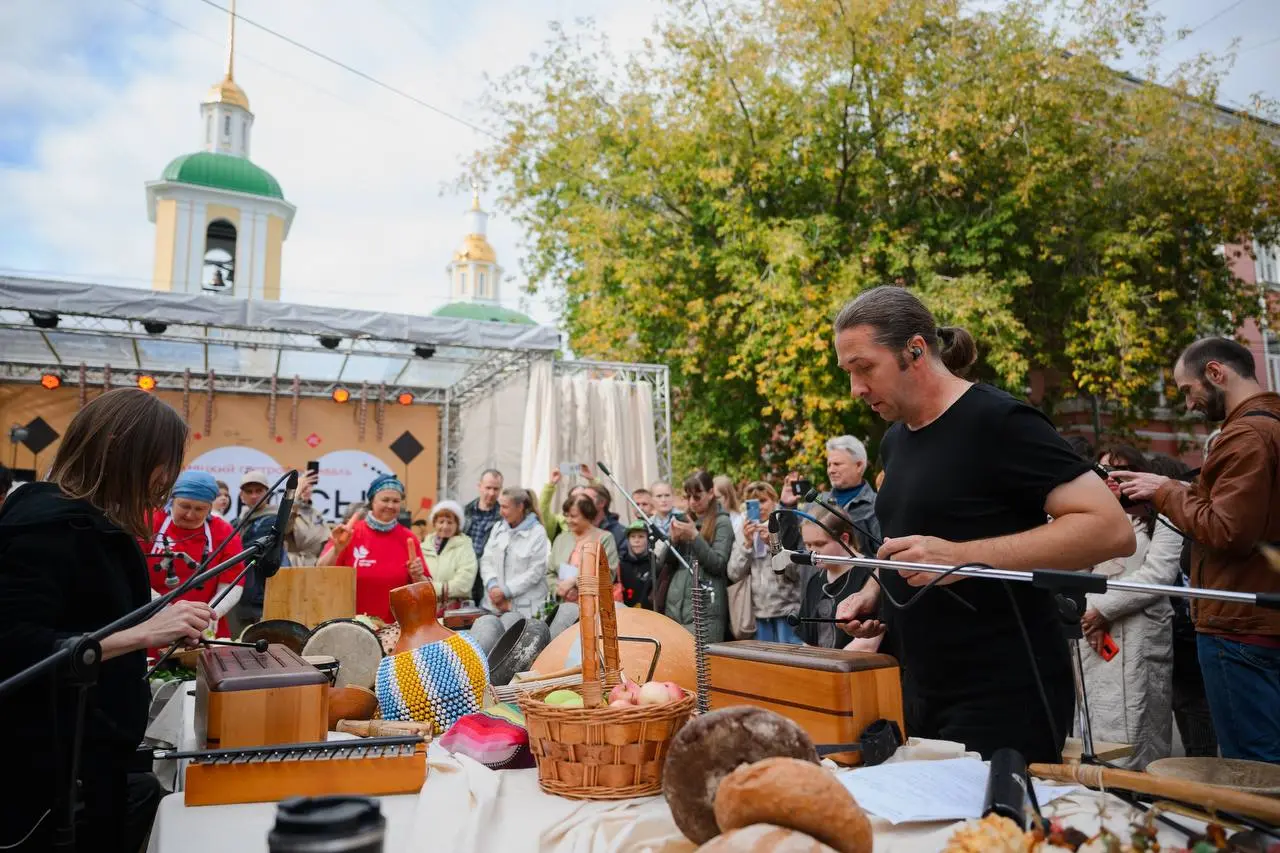 Этно-музыкальный перформанс «Капустная сюита для свежих овощей, тёрок, сечек и этнических барабанов»