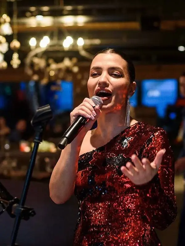 Осенний легато: вечер живого вокала в Apres Ski