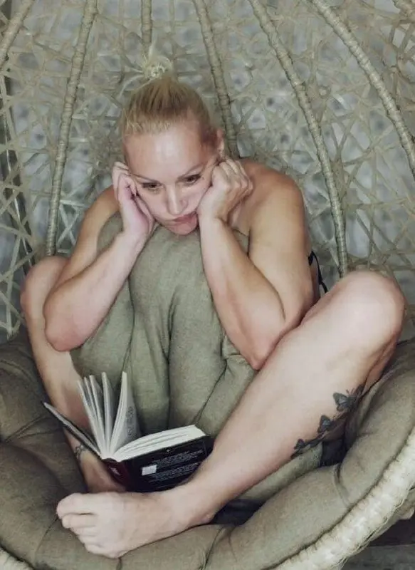 Большая купальщица с книгой