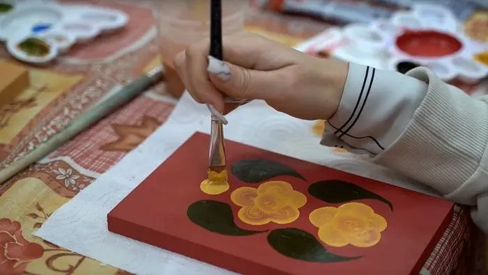 Кировчан научат вятской домовой росписи