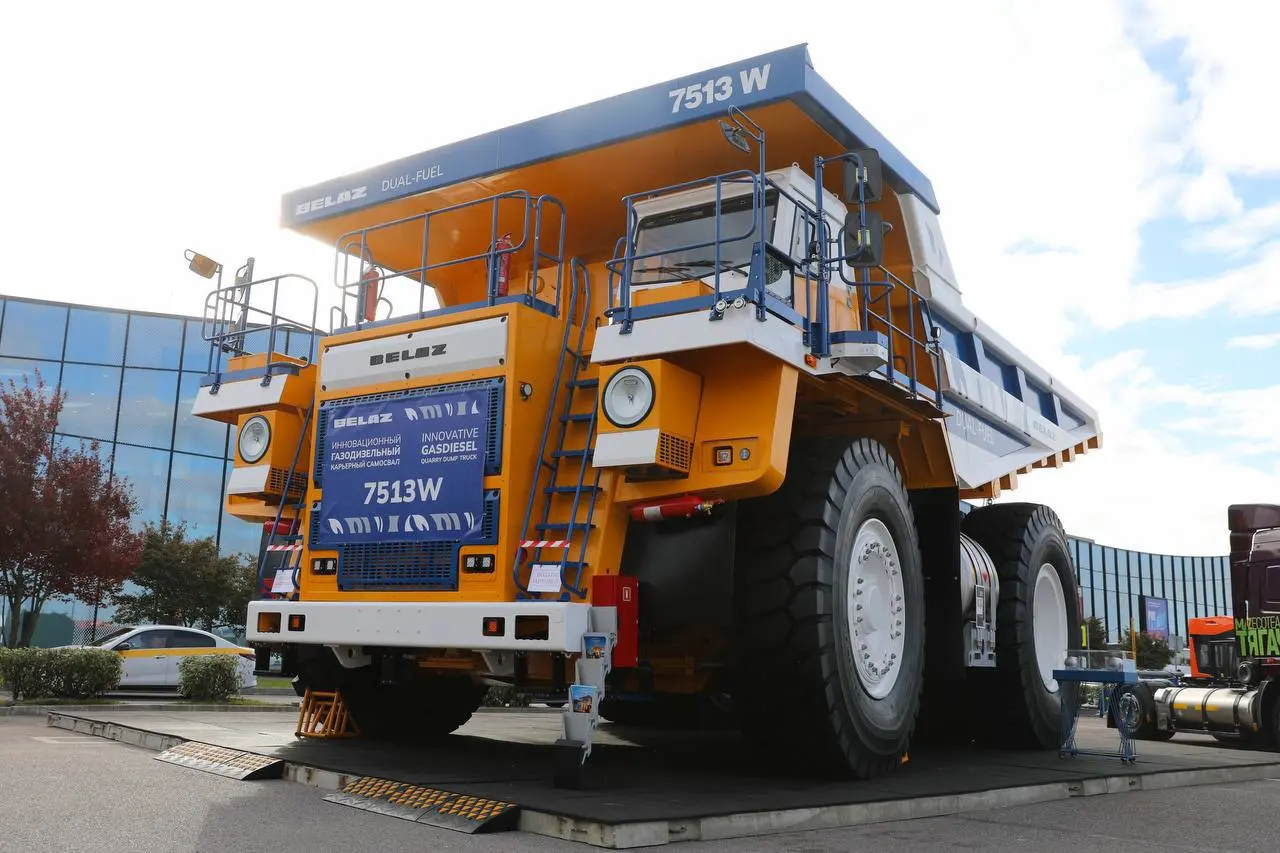 Республика Беларусь на ПМГФ-2025: 130-тонный БЕЛАЗ на метане и линейка газомоторной техники