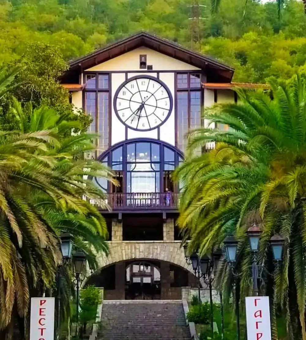 Авторская джип-поездка из Сочи с местным гидом; Абхазия с открыткИ; Экспедиция к Черноморским дельфинам