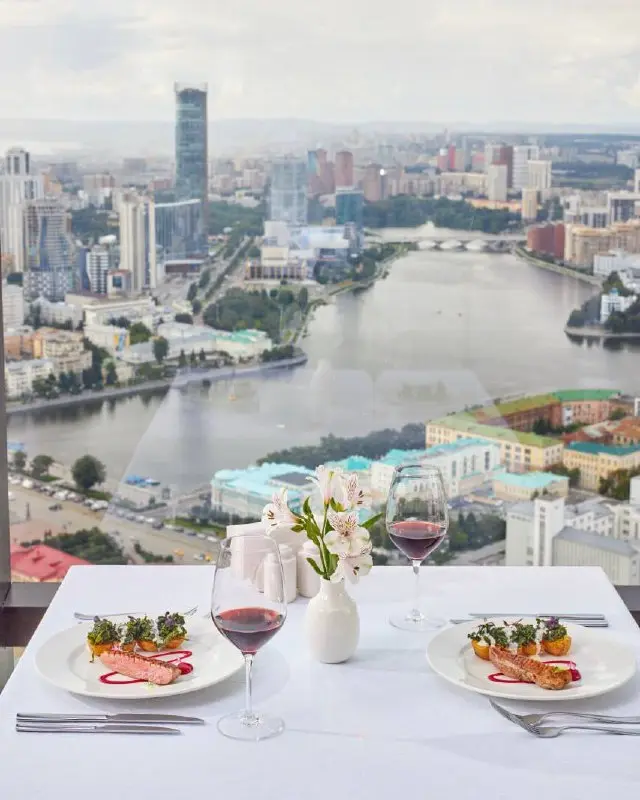 Концерты в облаках: вечер в Vertical (Идея для свидания: лучший вид на Екатеринбург и живая музыка)