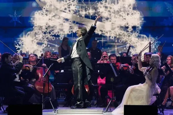 Новый год танцует по планете