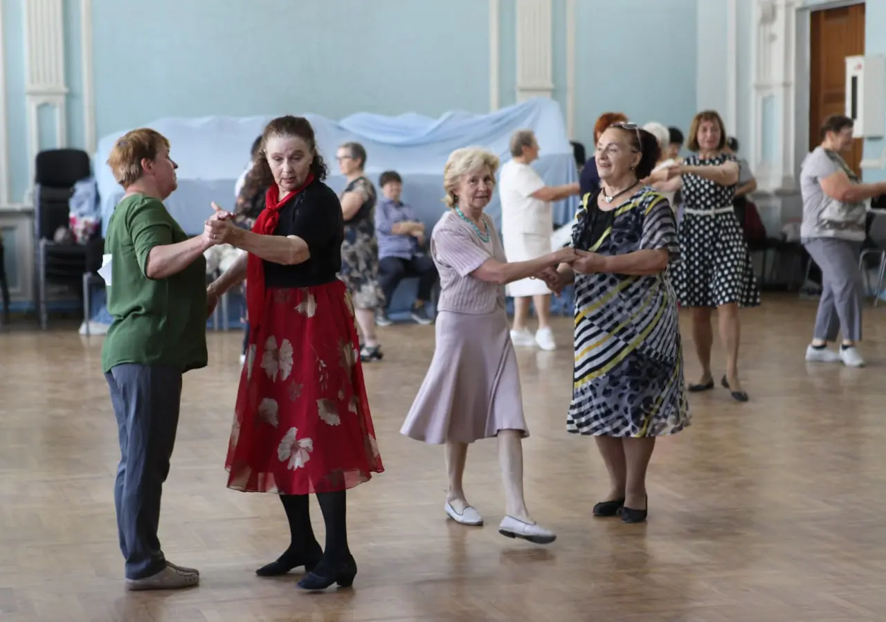 Воскресный бульвар (танцевальные вечера для старшего поколения)