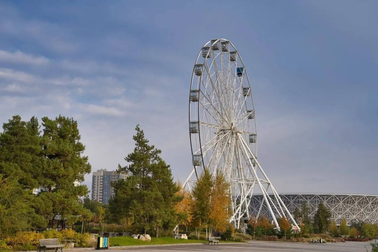 Не указано уникальное название мероприятия. В тексте упоминается аттракцион: 50-метровое колесо обозрения в ЦПКиО