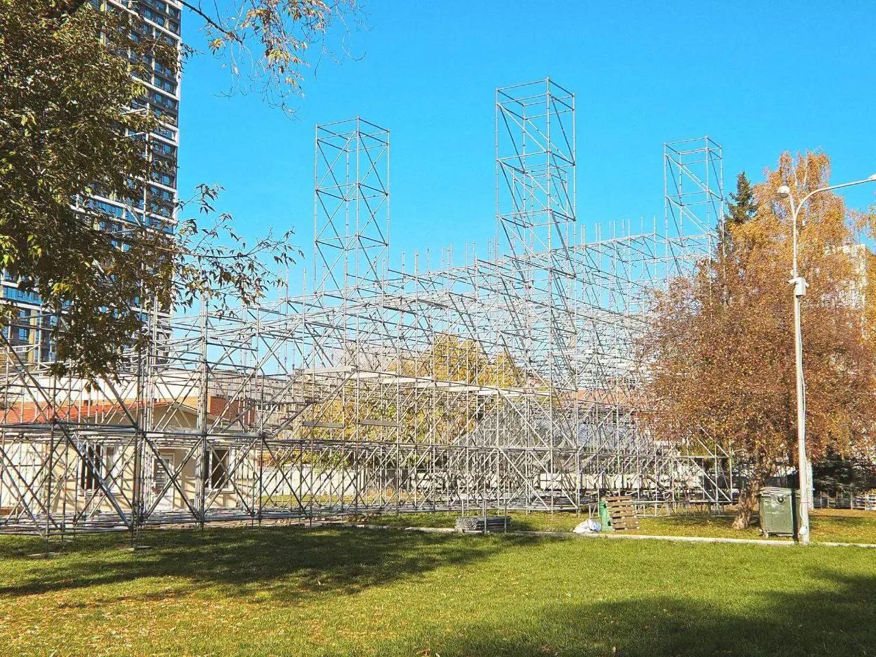 развернуть гору в парке Маяковского (монтаж)