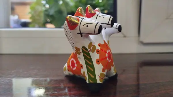 Роспись дымковской свистульки "Конь-трёхголовка"