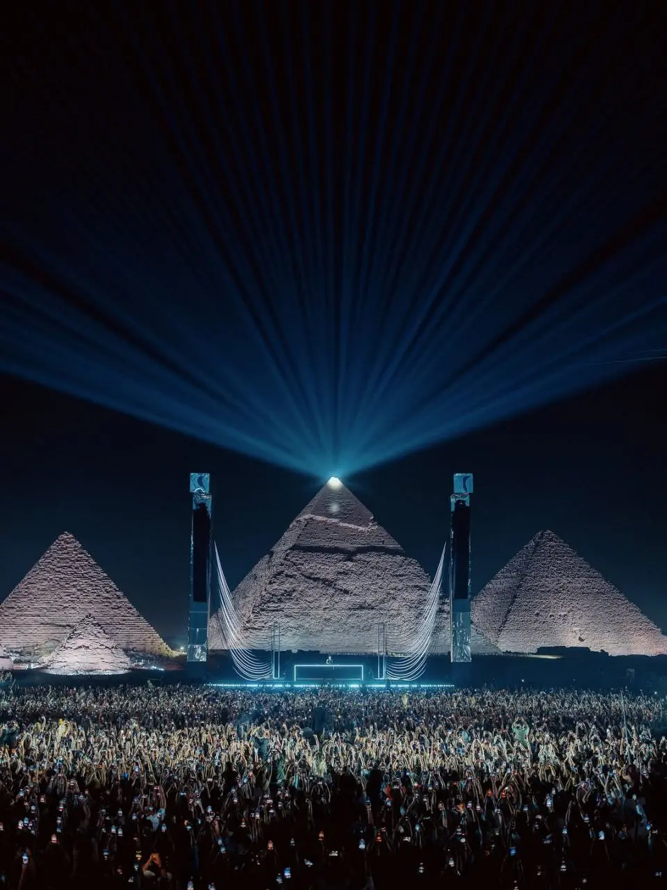 Anima на фоне египетских пирамид