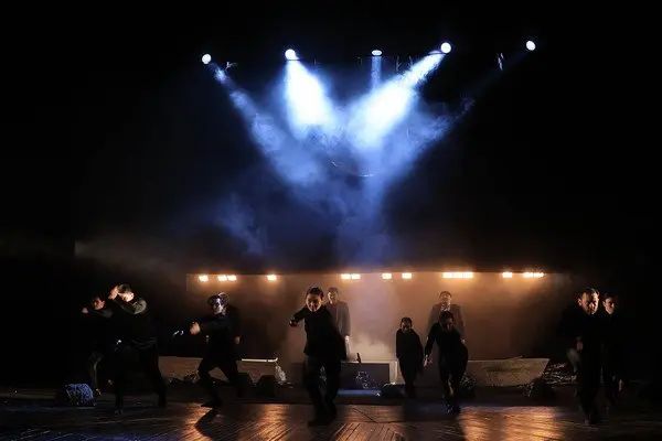 Пегий пес, бегущий краем моря