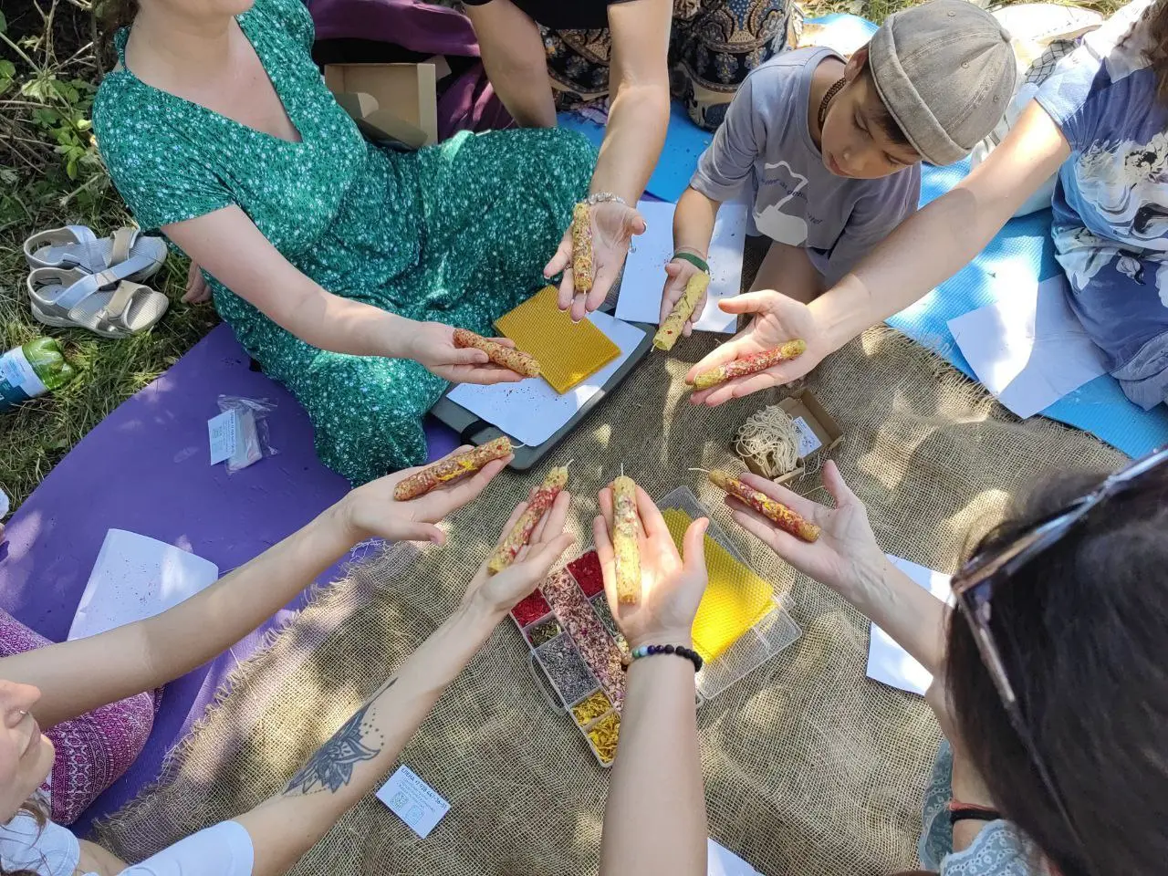 женская встреча среди реликтовых растений у горной реки