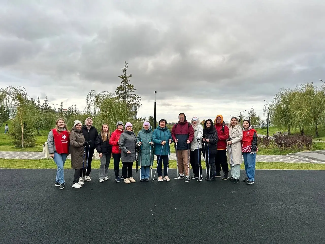 Бесплатный мастер-класс от волонтёров-медиков по скандинавской ходьбе в Советском районе