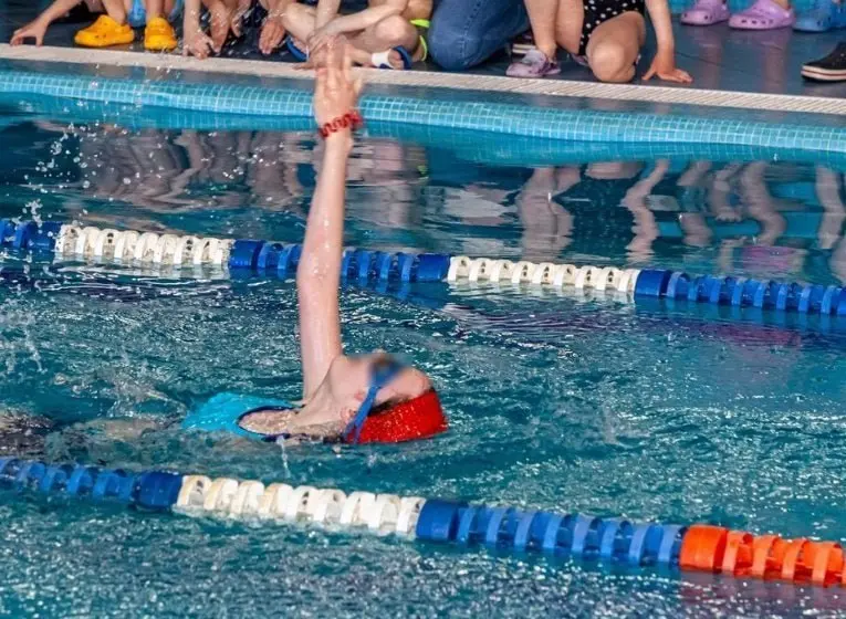 Благотворительные соревнования по плаванию «Плывём с Кузей»