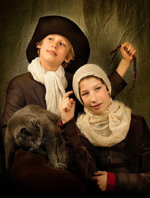 Мальчик и девочка с кошкой и угрем