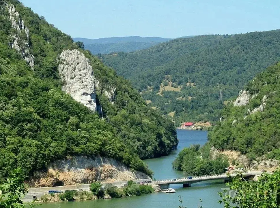 Друзья, по вашим просьбам поставили в воскресенье в расписание экскурсию 19 октября Голубацкая и Рам крепости, Джердап, Децебал. Речная прогулка.