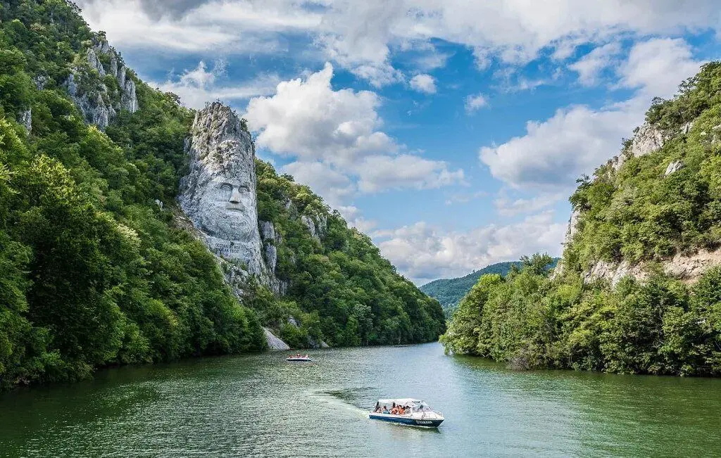 Друзья, по вашим просьбам поставили в воскресенье в расписание экскурсию 19 октября Голубацкая и Рам крепости, Джердап, Децебал. Речная прогулка.