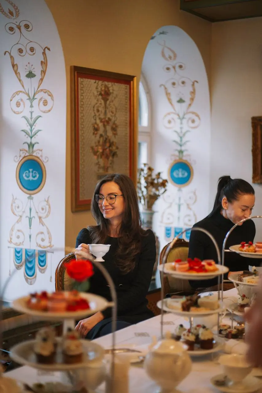 Светская Жизнь в Петербурге: закрытая встреча эстеток в Чайной гостиной