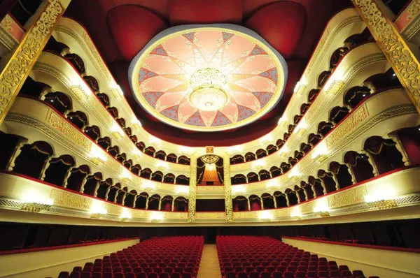 Обзорная экскурсия по театру