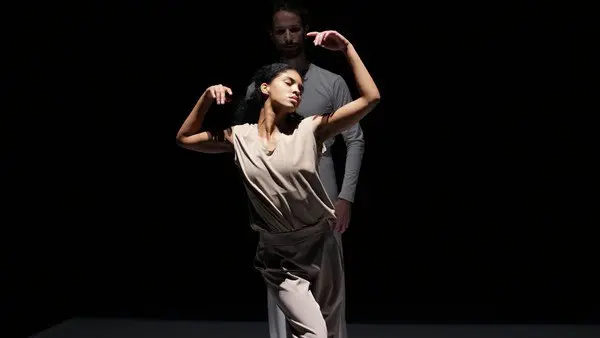 Между двумя