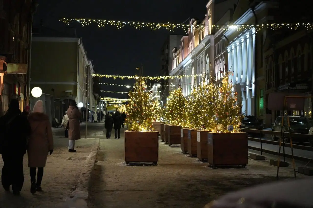 Новогодние ели в Кирове на Спасской улице