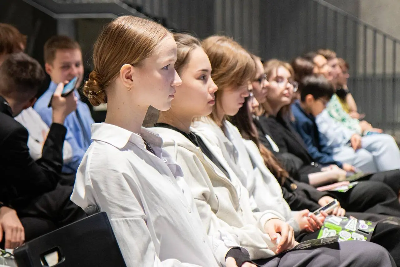 Lecture-discussion from School 21 about AI as an invisible assistant