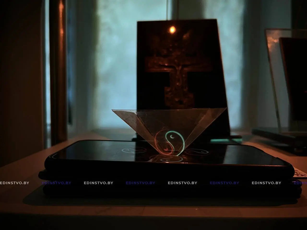 Чудеса голографии. Необычная выставка открылась в Борисовской центральной районной библиотеке