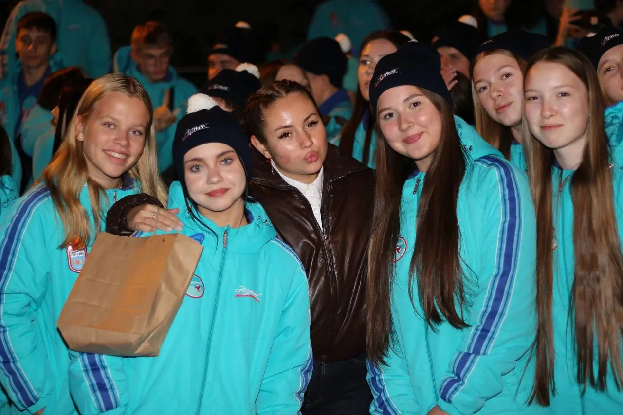 Церемония открытия смены: «Россия - Родина моя!»