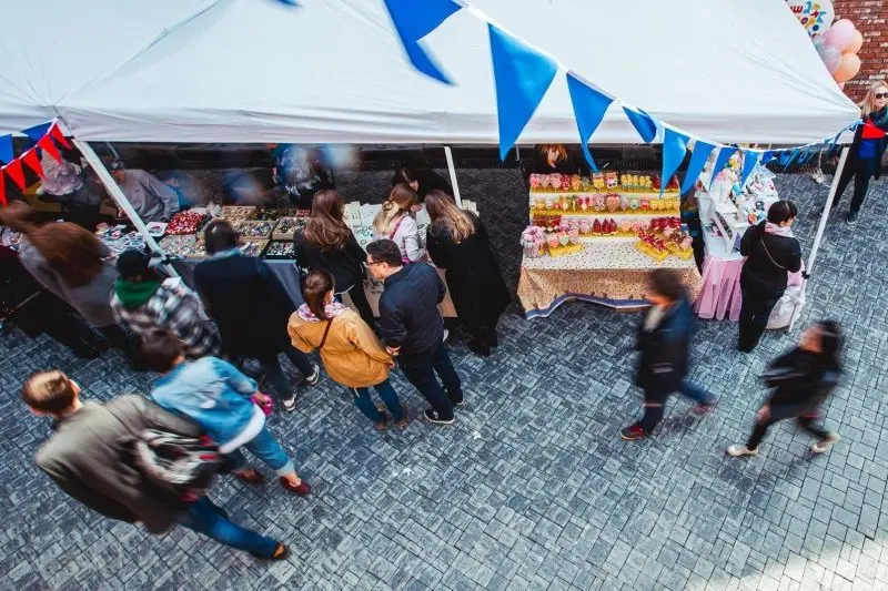 Кино, ярмарки и русская кухня: афиша Омска с бесплатными развлечениями для всей семьи