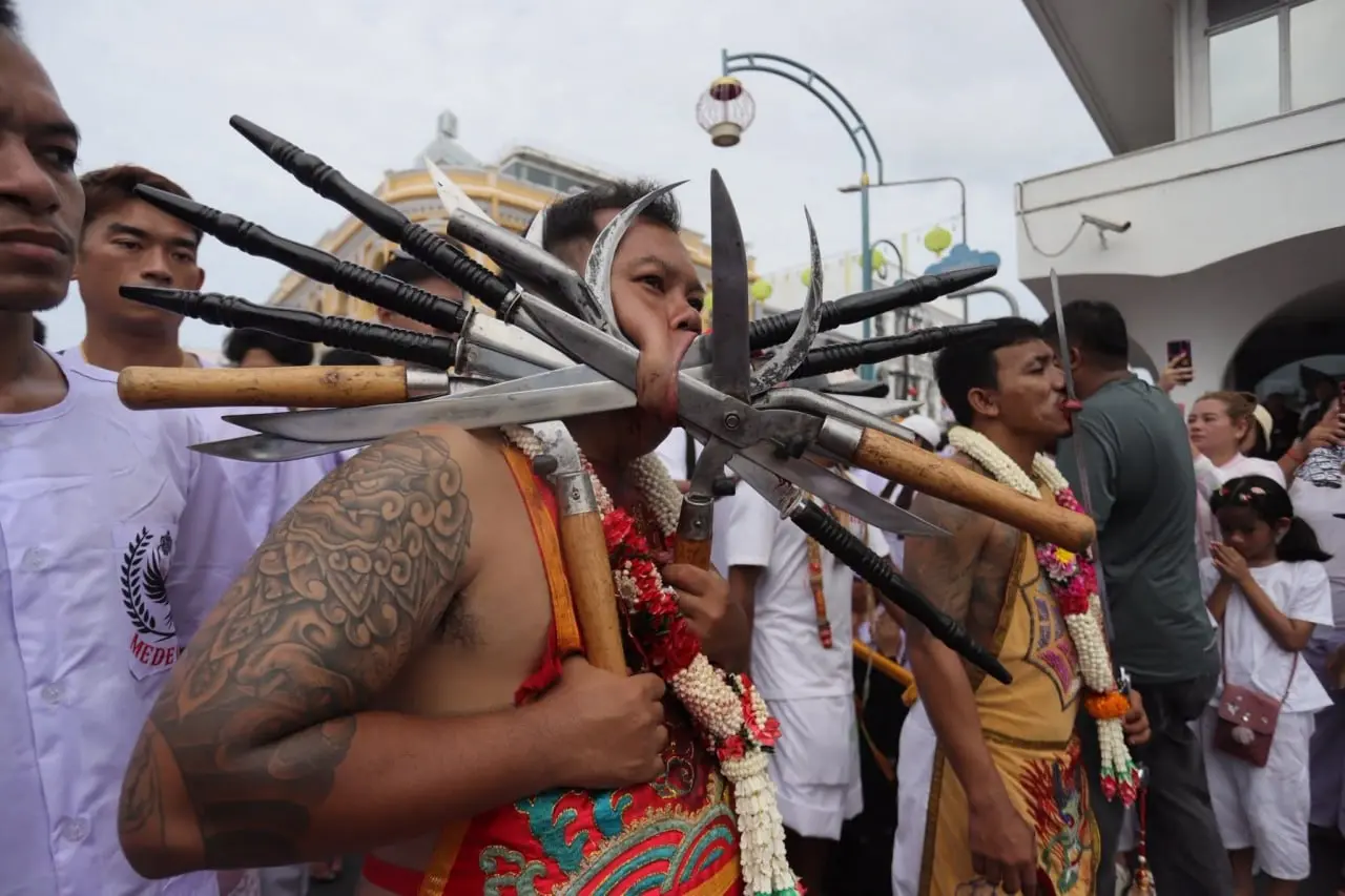 Вегетарианский фестиваль на Пхукете продолжается под дождём