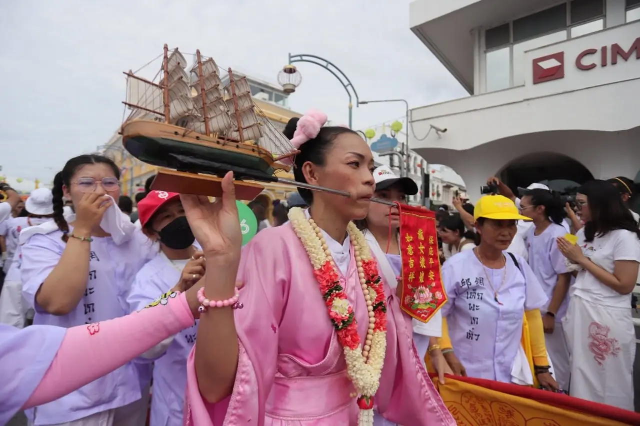Вегетарианский фестиваль на Пхукете продолжается под дождём