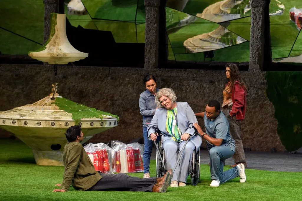 Игрок (оперная премьера октября) в постановке Питера Селларса на зальцбургской сцене с Асмик Григорян и Венским филармоническим оркестром под управлением Тимура Зангиева