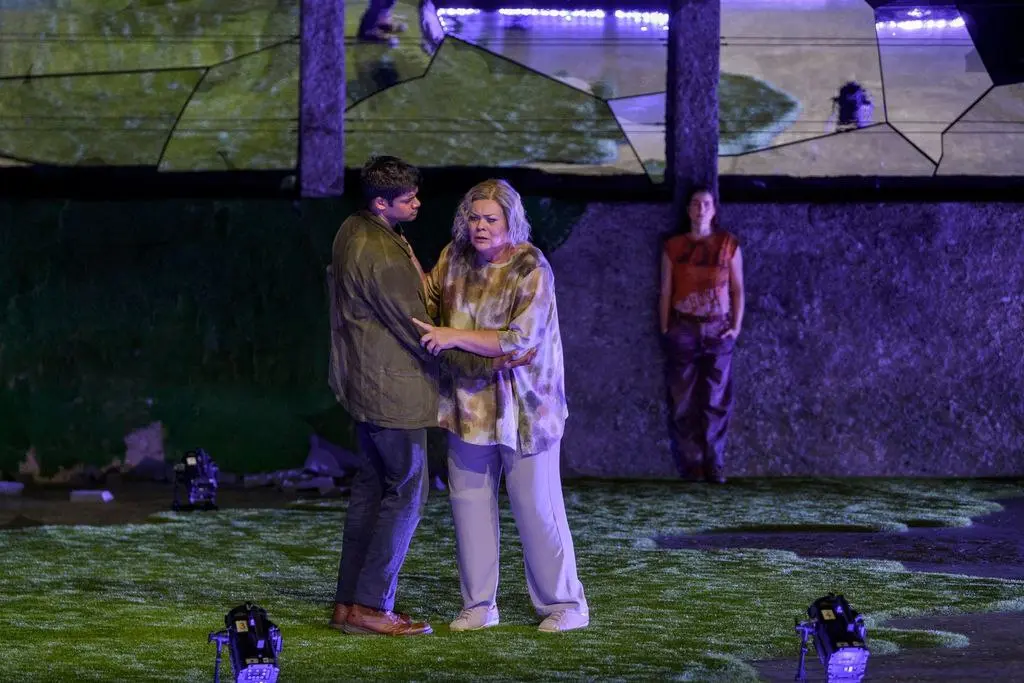 Игрок (оперная премьера октября) в постановке Питера Селларса на зальцбургской сцене с Асмик Григорян и Венским филармоническим оркестром под управлением Тимура Зангиева