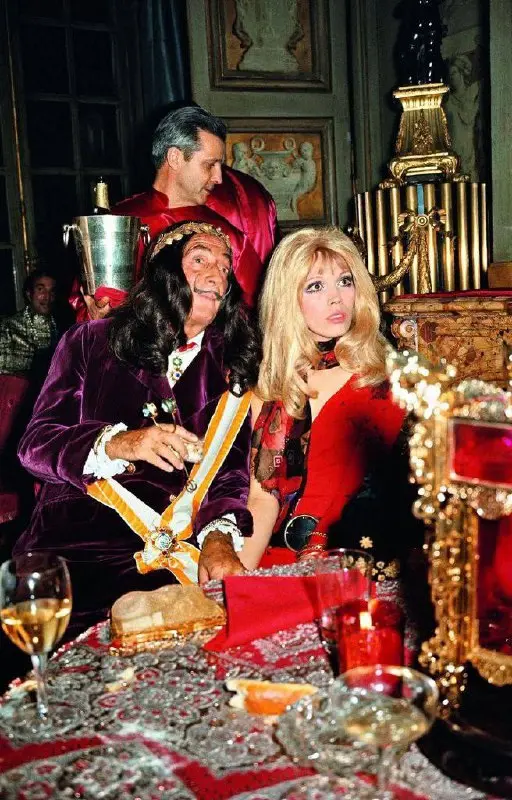 Костюмированный вечер «Скажите: Сюр!»