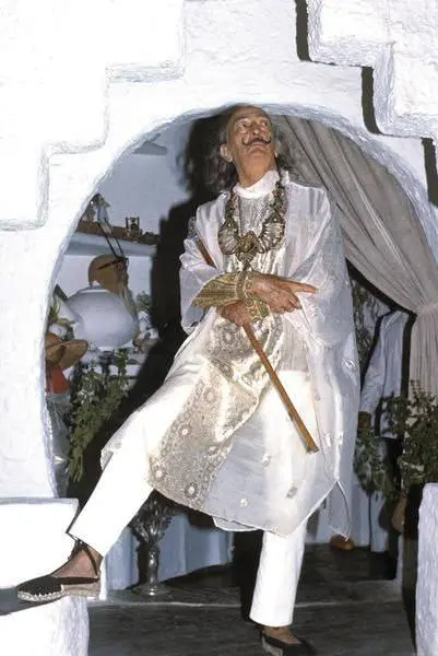 Костюмированный вечер «Скажите: Сюр!»