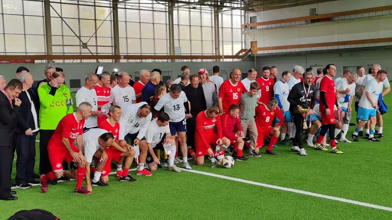 Футбольные ветераны разукрасили осень в яркие цвета, оставив возраст на скамейке запасных