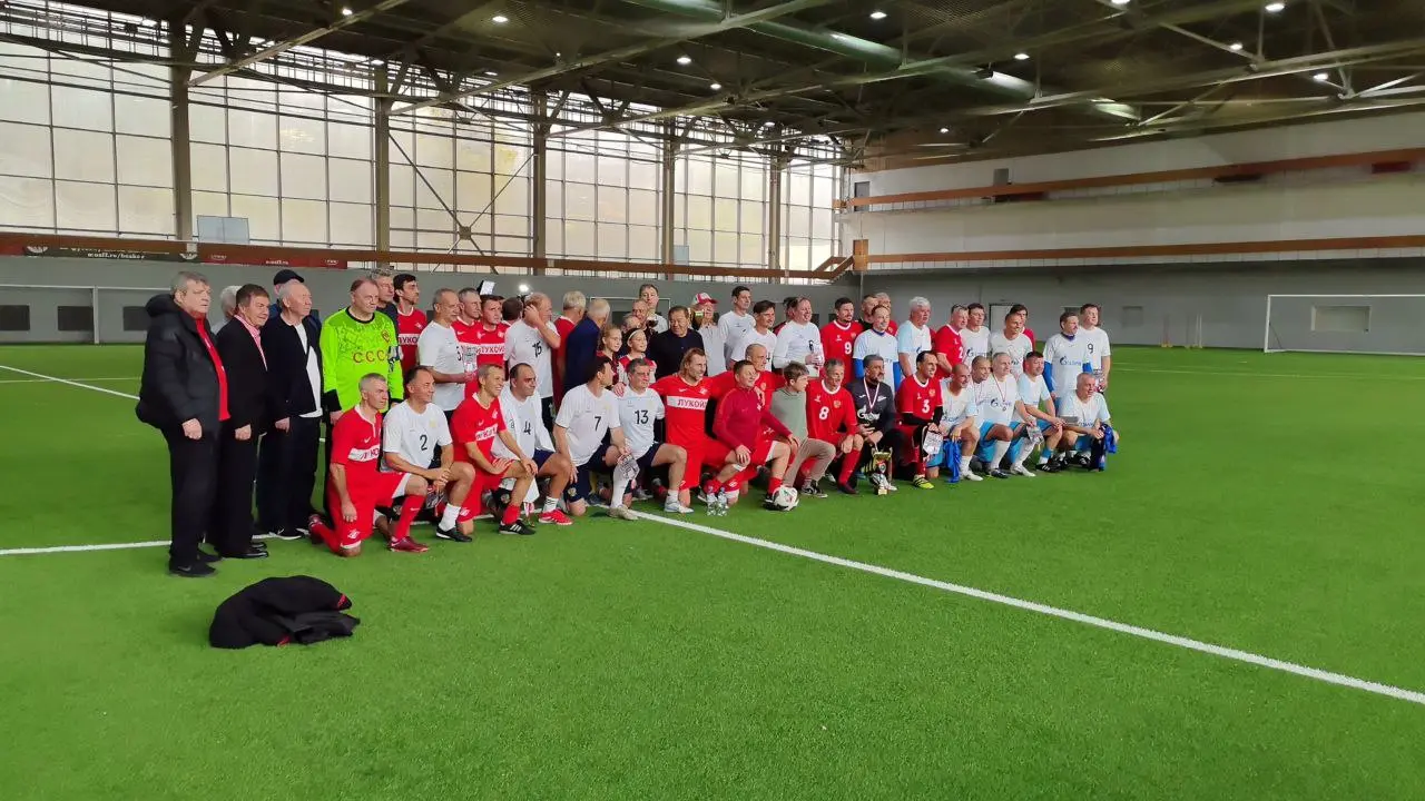 Футбольные ветераны разукрасили осень в яркие цвета, оставив возраст на скамейке запасных