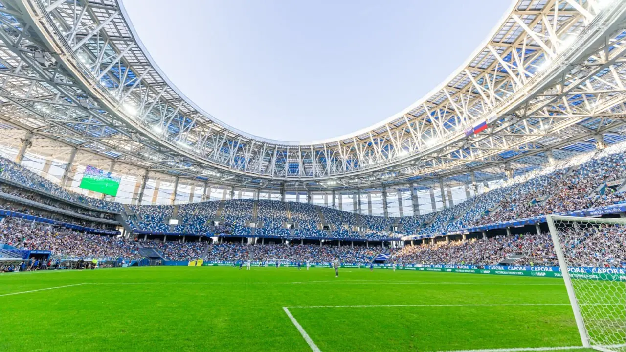 Священник окропил поле перед матчем Пари НН — Балтика